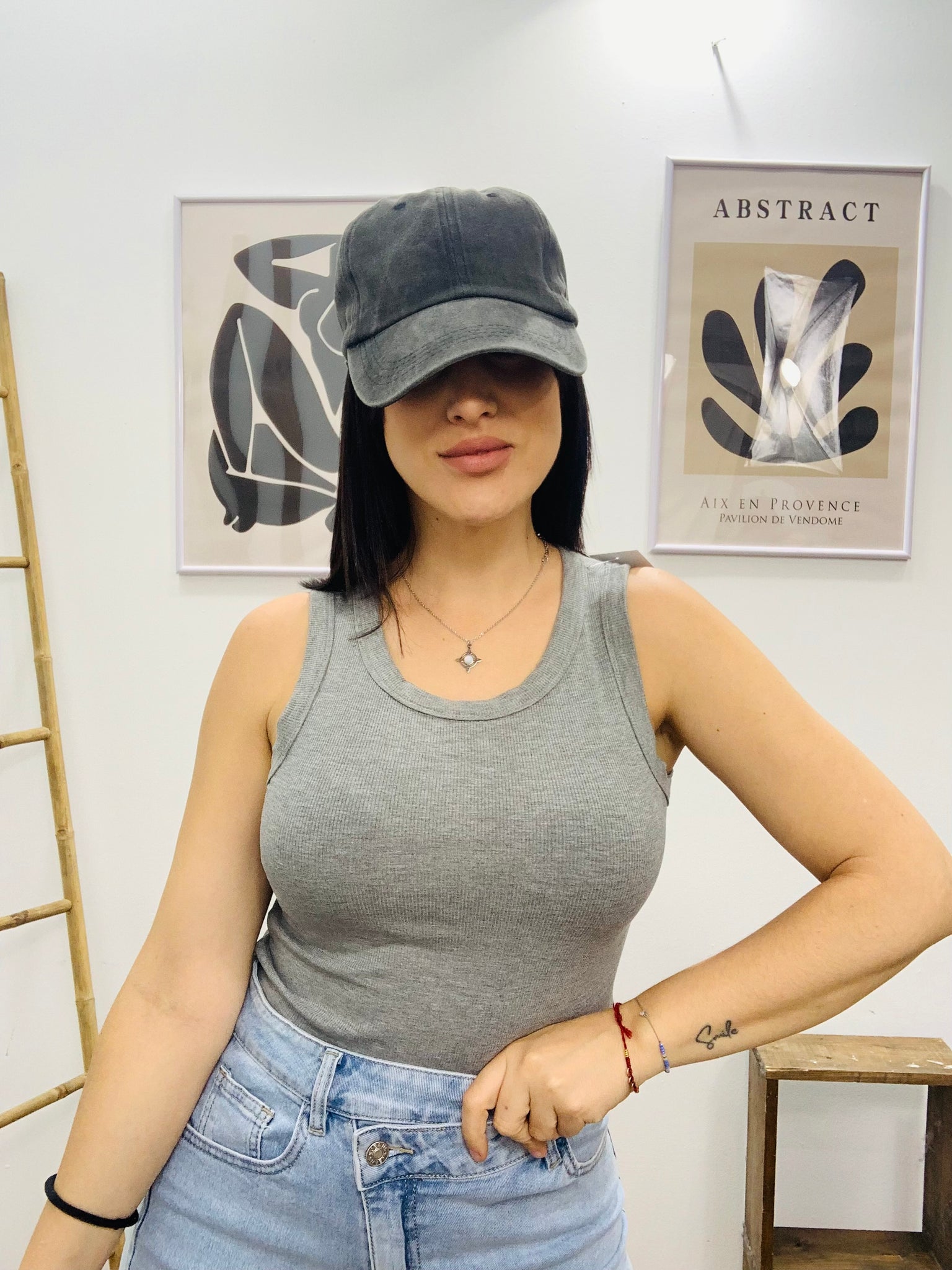 Gorra gris ajustable