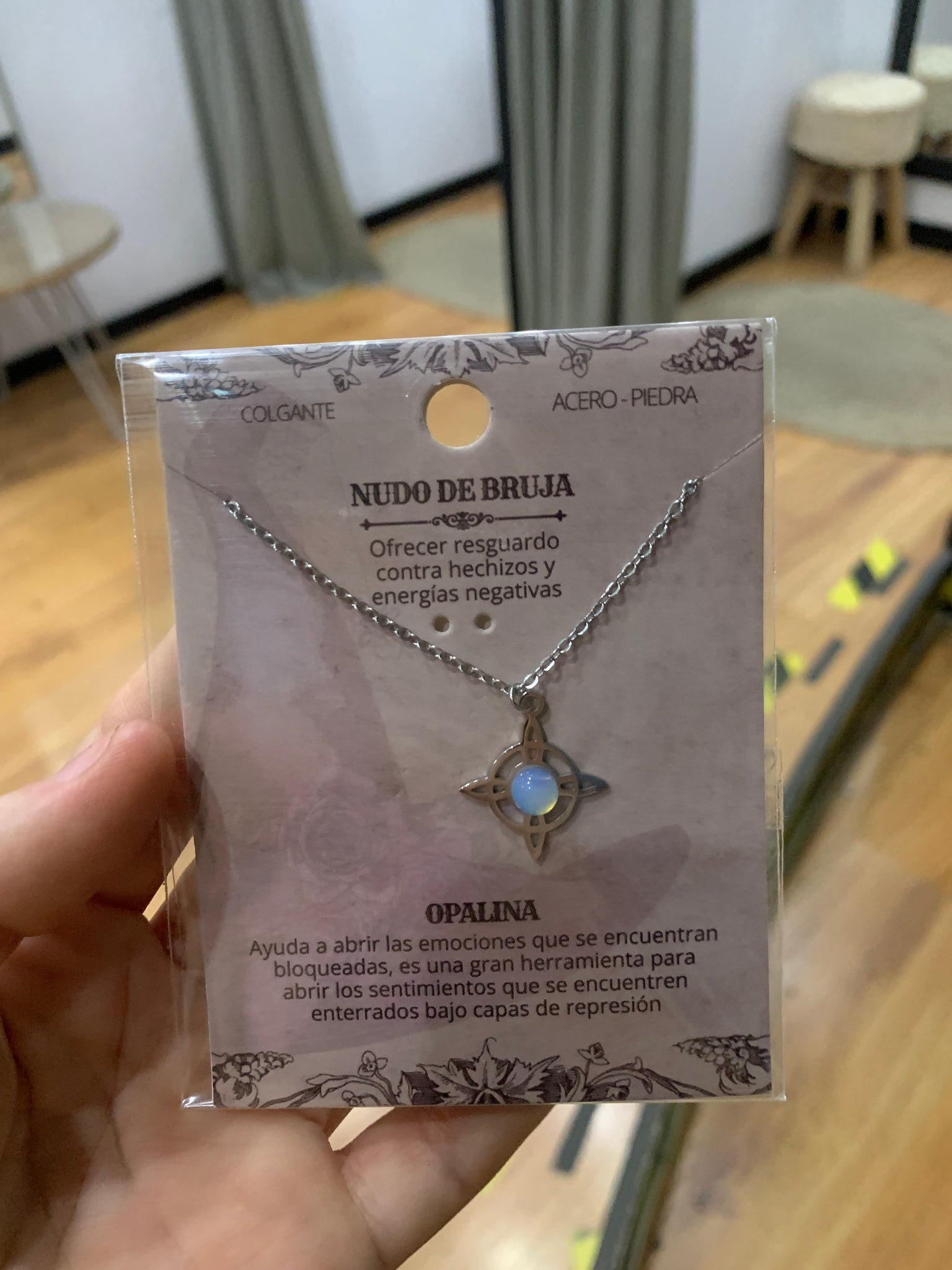 Collar nudo de bruja opalina
